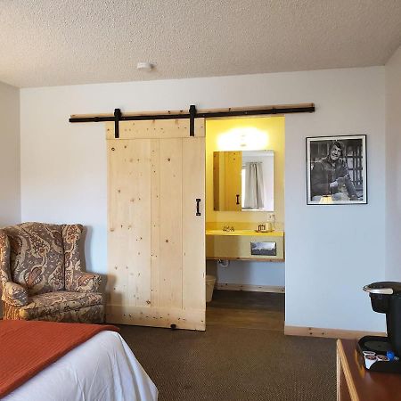 Deer Lodge Warden Inn מראה חיצוני תמונה