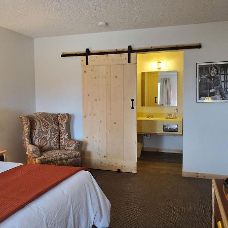 Deer Lodge Warden Inn מראה חיצוני תמונה